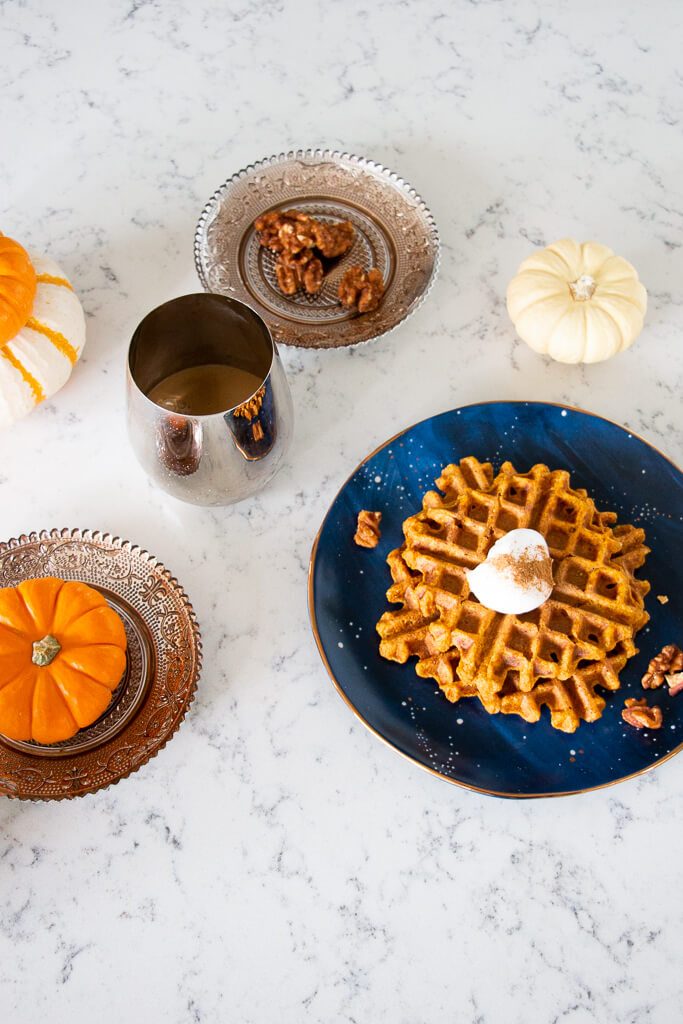 With the holidays fast approaching, these high protein pumpkin spiced waffles are definitely going to become a seasonal staple at Casa Kemy!