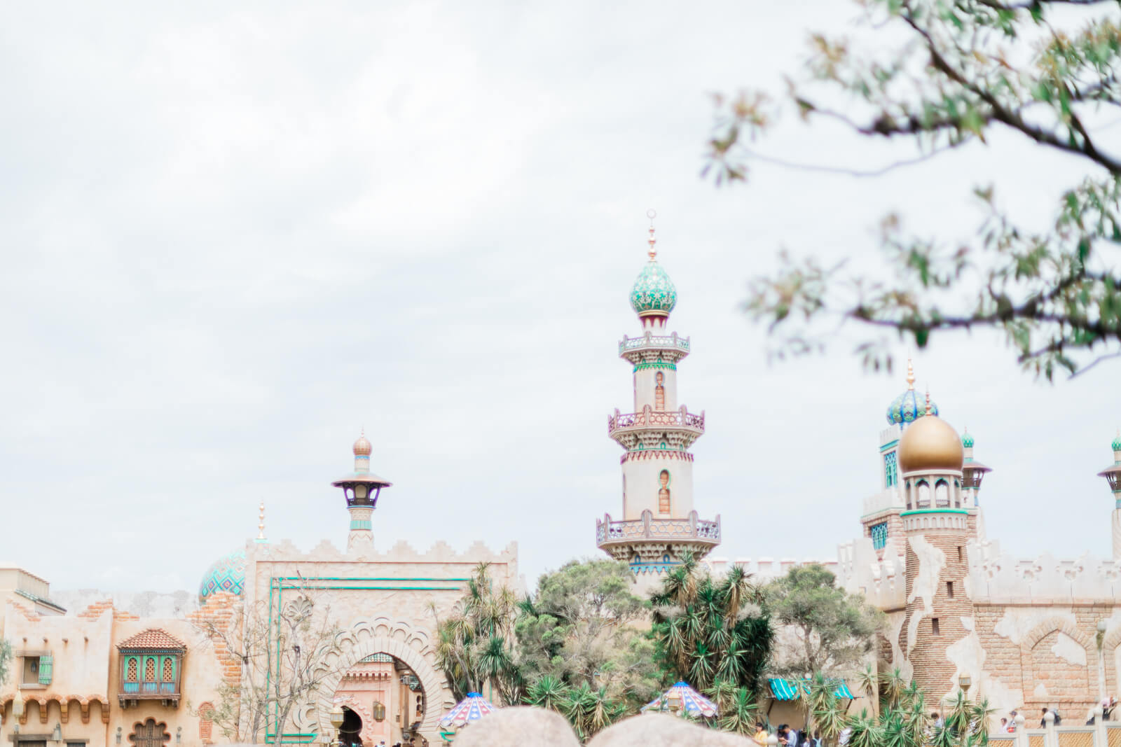 What to do what to see and what to eat in one day at Tokyo Disney Sea. The park is huge and so different, but there are certain things you don't wanna miss!